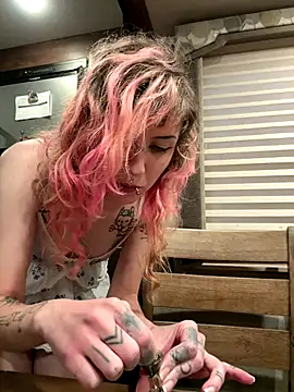 Snapshot of needlefaceUwU chatting on November 15, 12:41 am needlefaceUwU online show from November 15, 12:41 am