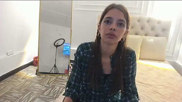 Snapshot of nicolvibes_212 chatting on February 4, 8:36 pm nicolvibes 212 online show from February 4, 8:36 pm