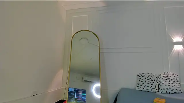 Snapshot of nicolvibes_212 chatting on March 1, 8:11 pm nicolvibes 212 online show from March 1, 8:11 pm