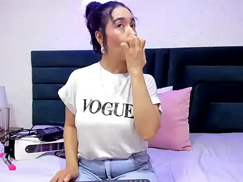 VictoriaRouge  online show from June 5, 8:25 pm