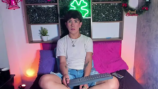 Snapshot of Angeldust19 chatting on November 19, 3:17 am Angeldust19 online show from November 19, 3:17 am