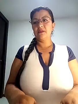 Snapshot of CelesteAlvarez1989 chatting on May 6, 5:03 am CelesteAlvarez1989 online show from May 6, 5:03 am