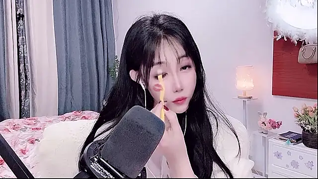 Laura 520 online show from May 26, 1:07 pm