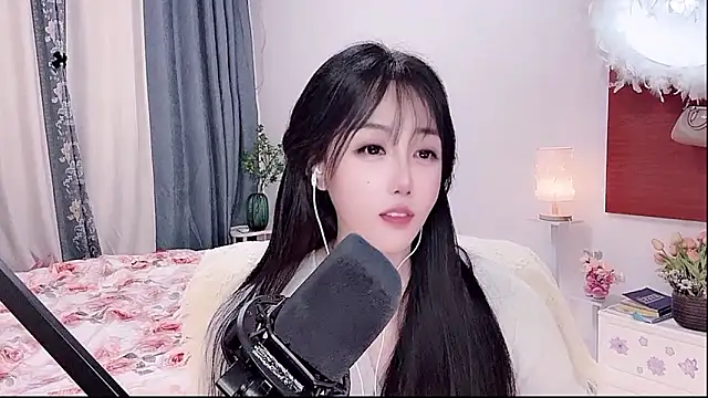 Laura 520 online show from May 30, 12:24 pm
