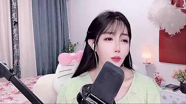 Laura 520 online show from June 11, 12:36 pm