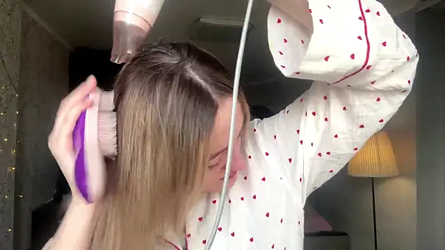 Emily lyy online show from November 24, 9:42 am