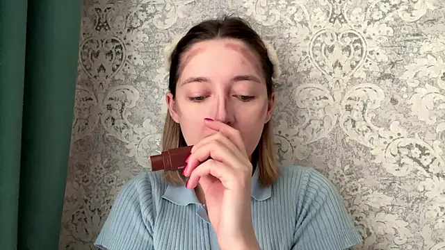 Emily lyy online show from December 15, 7:34 am