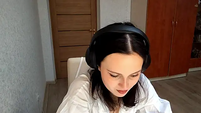 LouiseMarengo online show from December 20, 1:18 pm