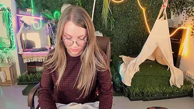 SandraLindsey online show from November 14, 3:33 pm