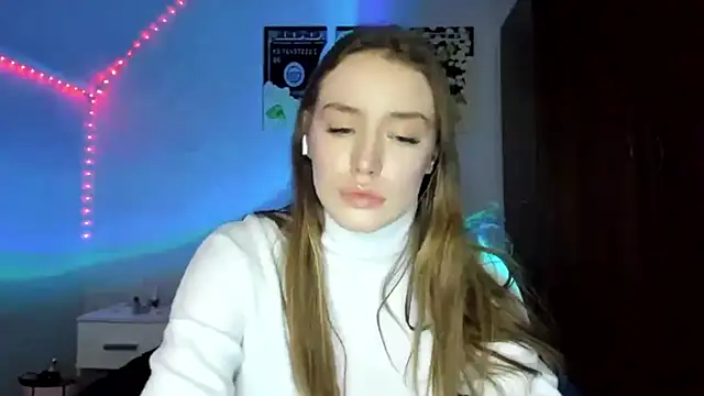 tinyglow online show from March 11, 9:10 pm