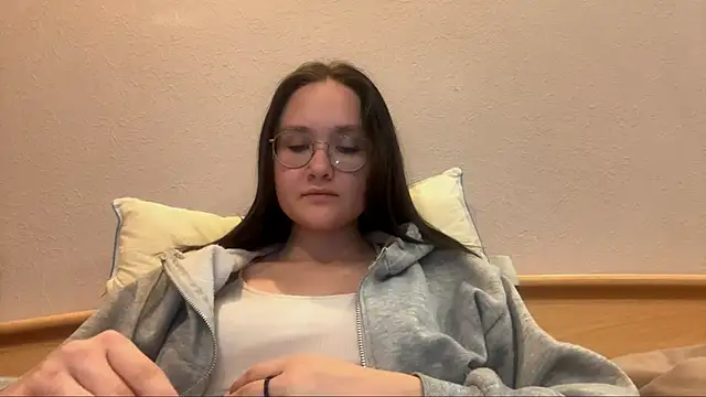 Snapshot of MidnightMelt chatting on November 16, 1:17 pm MidnightMelt online show from November 16, 1:17 pm