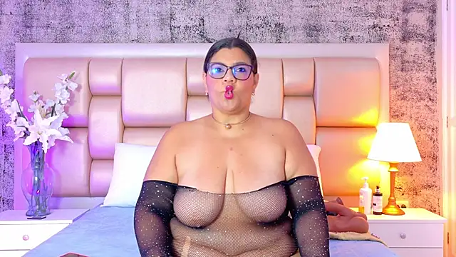 Snapshot of SelennaCooper chatting on February 5, 11:48 am SelennaCooper online show from February 5, 11:48 am