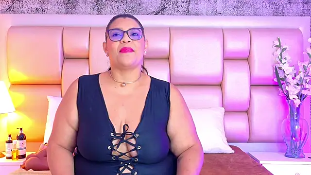 Snapshot of SelennaCooper chatting on February 24, 11:52 am SelennaCooper online show from February 24, 11:52 am