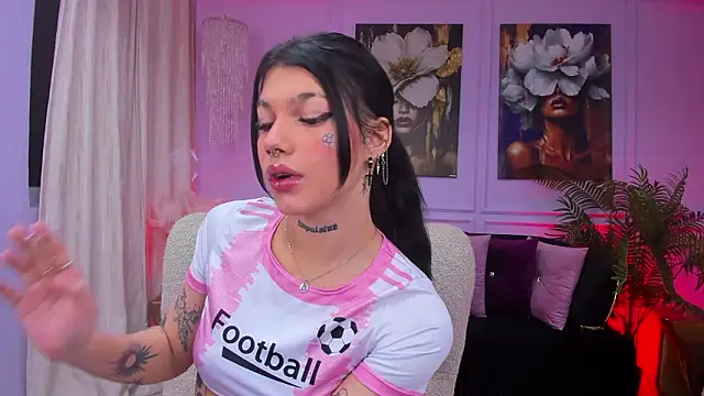 Snapshot of YasminWild chatting on February 8, 4:27 am YasminWild online show from February 8, 4:27 am