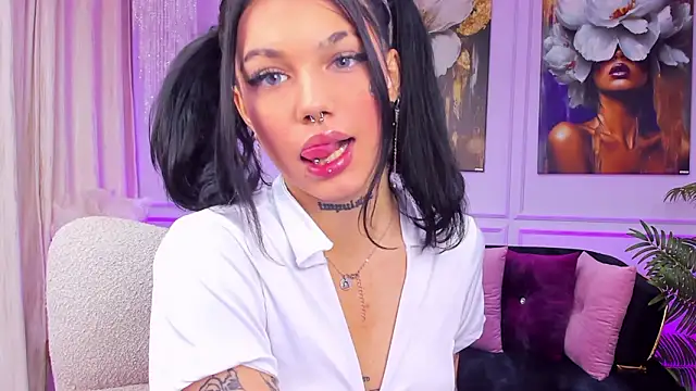 Snapshot of YasminWild chatting on February 10, 5:00 am YasminWild online show from February 10, 5:00 am