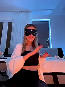 lunababy77 online show from December 18, 4:35 pm