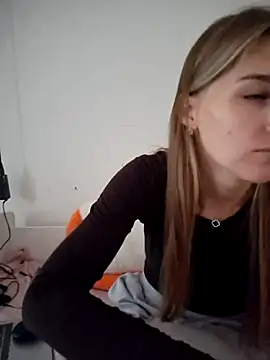 Snapshot of carolinakis_ chatting on February 15, 11:19 am carolinakis online show from February 15, 11:19 am