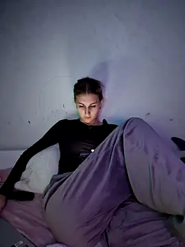 Snapshot of carolinakis_ chatting on March 4, 6:03 pm carolinakis online show from March 4, 6:03 pm