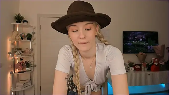 Tiffany Paw online show from June 30, 3:40 am