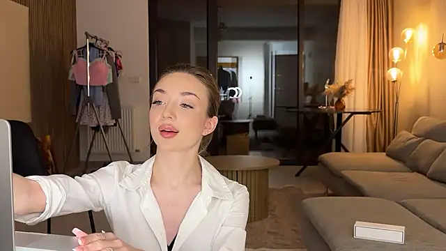 Jolienne online show from March 24, 9:09 pm