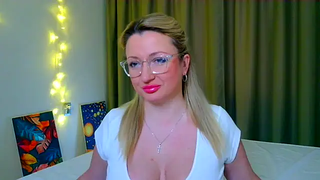 Snapshot of MilaLove__ chatting on November 20, 11:43 am MilaLove online show from November 20, 11:43 am