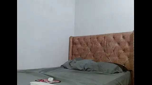 Snapshot of Alexx_and_Valentinoo chatting on November 18, 9:41 pm Alexx and Valentinoo online show from November 18, 9:41 pm