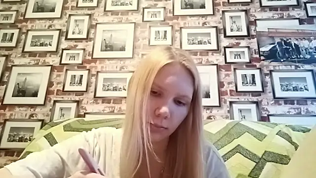 EvieBaggette online show from November 20, 7:41 am