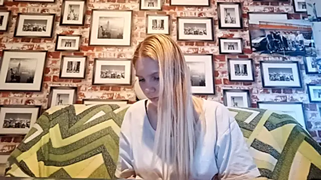 EvieBaggette online show from November 24, 8:25 am