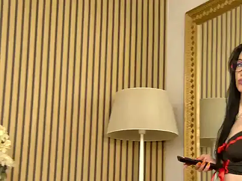 Snapshot of IvyCole chatting on December 4, 7:28 am IvyCole online show from December 4, 7:28 am