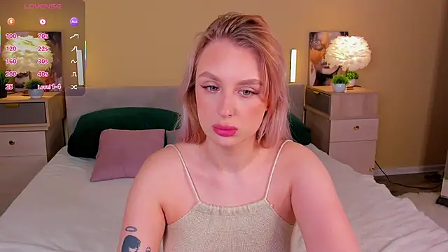 Snapshot of KiraRuiz chatting on February 3, 1:04 am KiraRuiz online show from February 3, 1:04 am