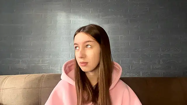 Snapshot of CindaWinn chatting on November 18, 8:08 am CindaWinn online show from November 18, 8:08 am