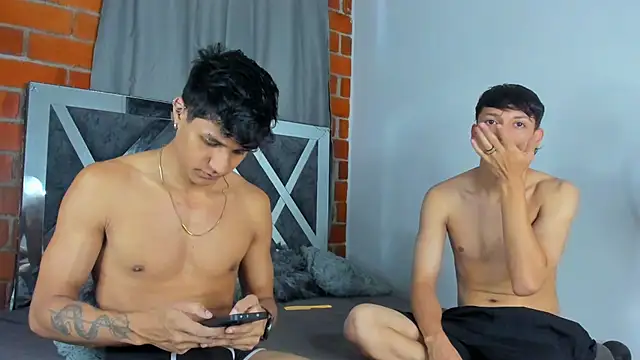 MaelSebasAndRobert1 online show from December 18, 5:52 pm