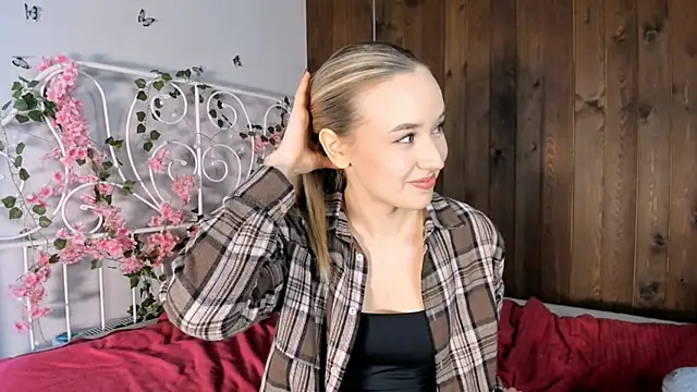 Snapshot of KristleKirst chatting on November 22, 8:13 am KristleKirst online show from November 22, 8:13 am