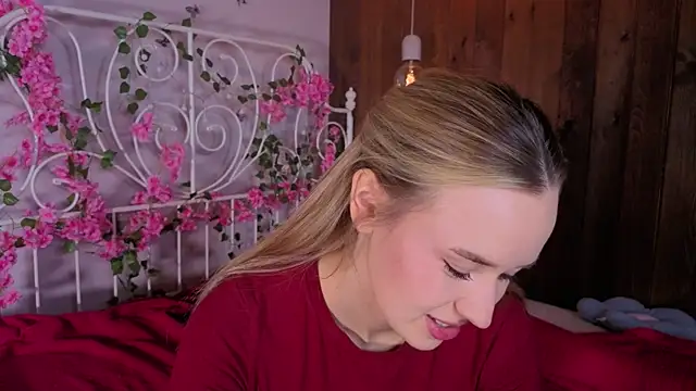 Snapshot of KristleKirst chatting on November 25, 12:16 pm KristleKirst online show from November 25, 12:16 pm