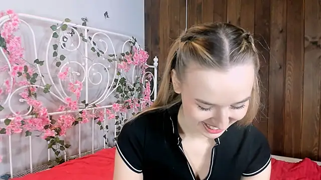 Snapshot of KristleKirst chatting on November 29, 8:17 am KristleKirst online show from November 29, 8:17 am