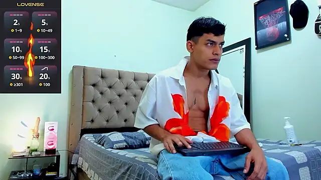 Snapshot of blorelopez chatting on February 1, 1:31 pm blorelopez online show from February 1, 1:31 pm