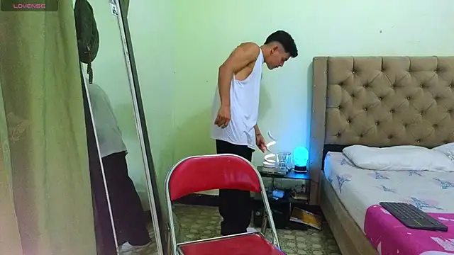 Snapshot of blorelopez chatting on February 5, 1:10 am blorelopez online show from February 5, 1:10 am