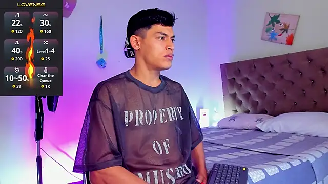 Snapshot of blorelopez chatting on February 14, 2:14 pm blorelopez online show from February 14, 2:14 pm