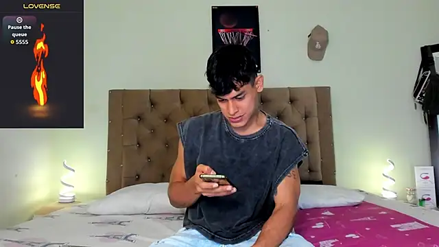 Snapshot of blorelopez chatting on February 17, 12:51 am blorelopez online show from February 17, 12:51 am