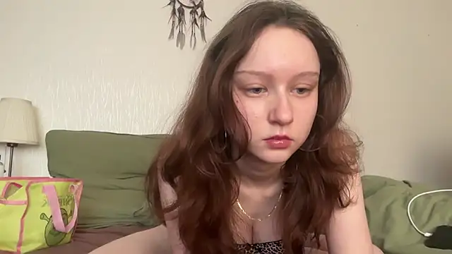 Snapshot of evelynnmaeee chatting on March 16, 9:57 am evelynnmaeee online show from March 16, 9:57 am