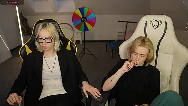 Snapshot of Kara_cat chatting on December 4, 11:19 am Kara cat online show from December 4, 11:19 am