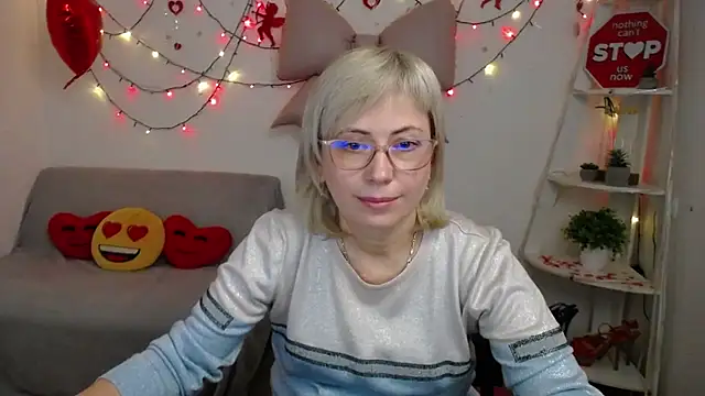 LaurenWishy online show from February 10, 7:40 pm