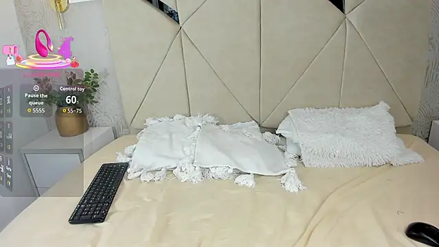 NathalieRoss1 online show from December 18, 10:05 pm