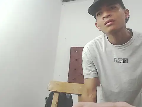 Snapshot of crissex3 chatting on February 20, 11:43 am crissex3 online show from February 20, 11:43 am