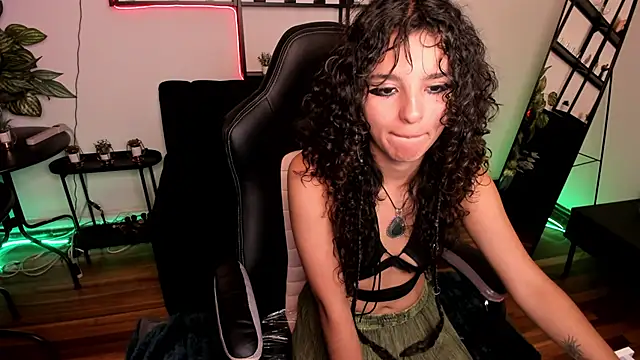 Snapshot of gummo_ chatting on February 6, 8:45 pm gummo online show from February 6, 8:45 pm