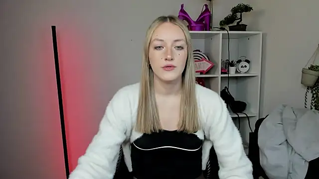 EvelynBlond online show from March 12, 1:50 pm