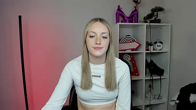 EvelynBlond online show from March 18, 6:33 pm