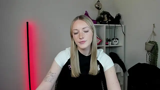 EvelynBlond online show from April 1, 12:39 pm