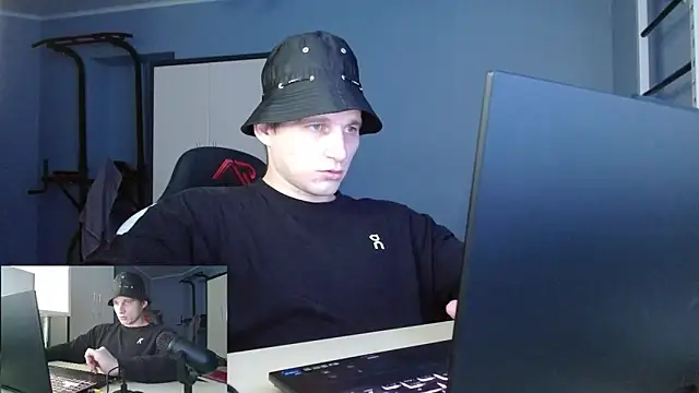 Snapshot of Poliglotjoe1 chatting on February 6, 11:46 am Poliglotjoe1 online show from February 6, 11:46 am