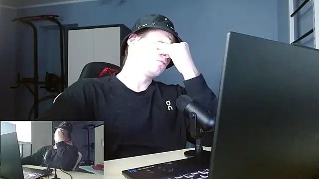 Snapshot of Poliglotjoe1 chatting on February 7, 8:45 pm Poliglotjoe1 online show from February 7, 8:45 pm